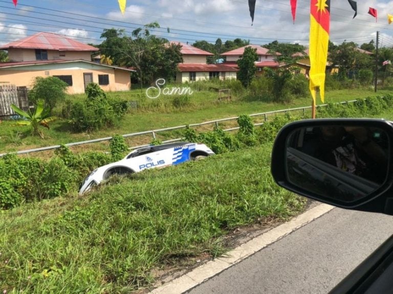 超车驶入逆向车道 司机撞警车入沟